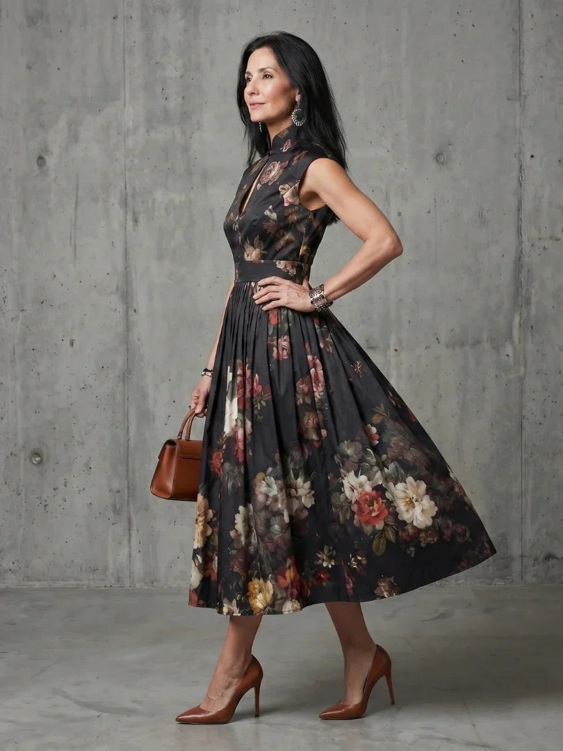 Greta | Robe Midi Plissée à Col Montant et Découpe