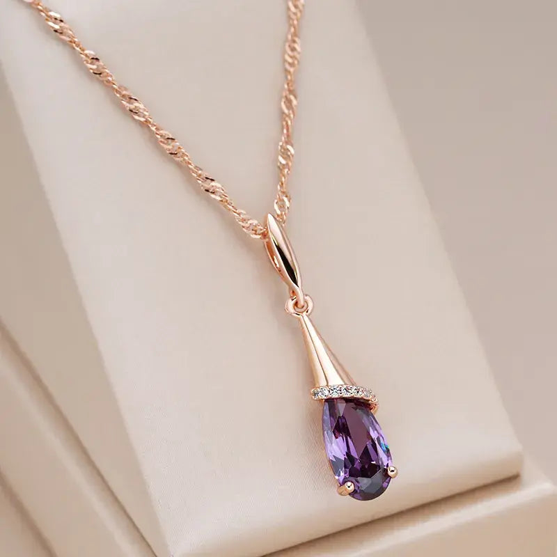 Collier élégant avec des gouttes de cristal mauve