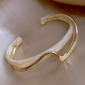 Adriana - Bracelet élégant avec opale blanche et plaqué or
