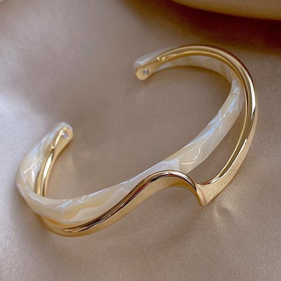 Adriana - Bracelet élégant avec opale blanche et plaqué or