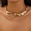 Collier ras du cou en chaîne dorée texturée