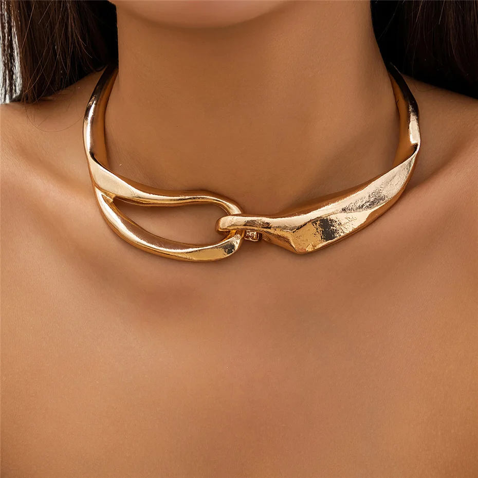 Collier ras du cou en chaîne dorée texturée