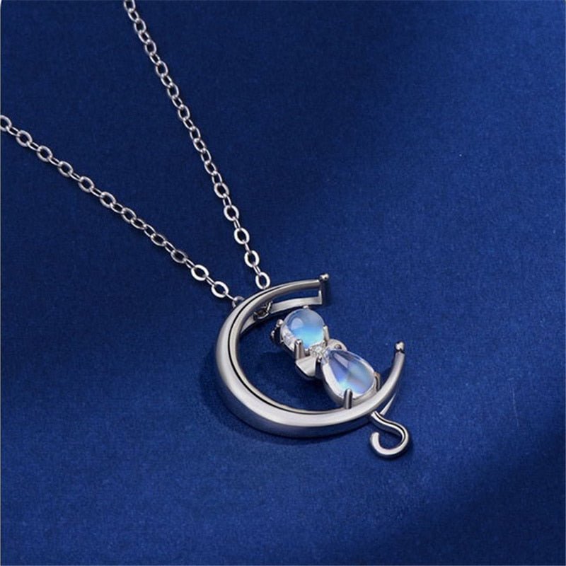 Collier en forme de demi-lune et chat avec pierre de lune
