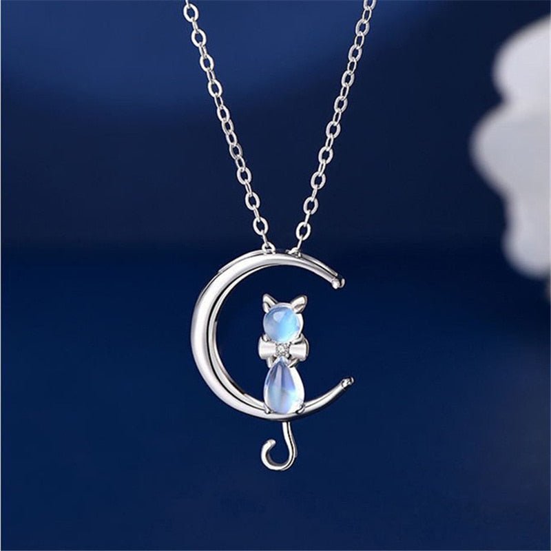Collier en forme de demi-lune et chat avec pierre de lune