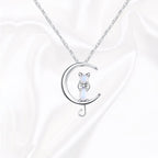 Collier en forme de demi-lune et chat avec pierre de lune