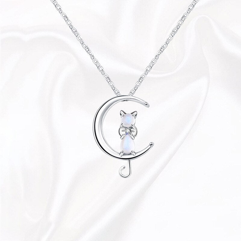 Collier en forme de demi-lune et chat avec pierre de lune