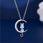 Collier en forme de demi-lune et chat avec pierre de lune