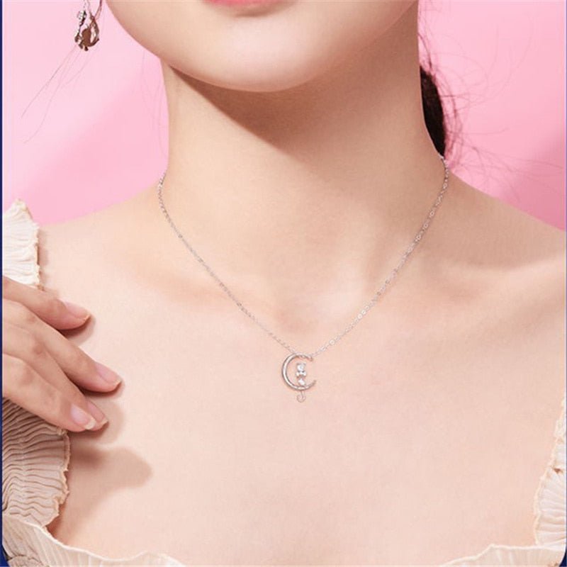 Collier en forme de demi-lune et chat avec pierre de lune