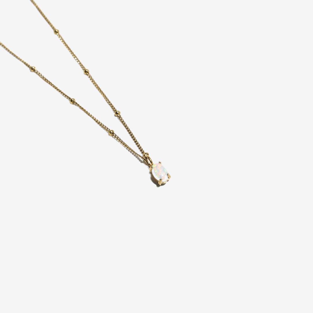 Marion | Collier en perles dorées avec pendentif en opale