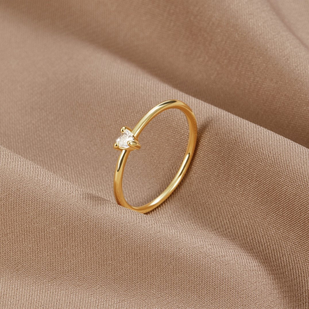 Leonie | Une simple bague en or avec une surface lisse