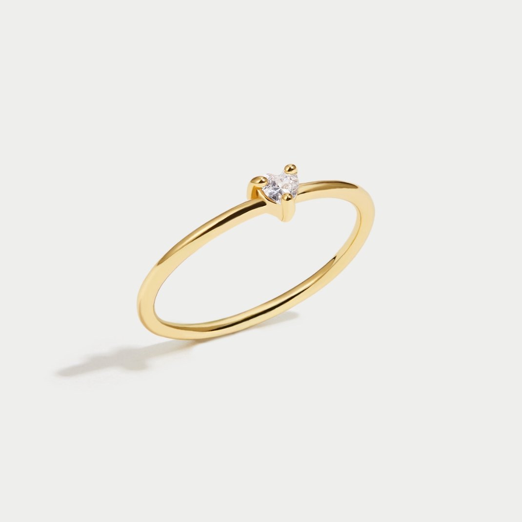 Leonie | Une simple bague en or avec une surface lisse