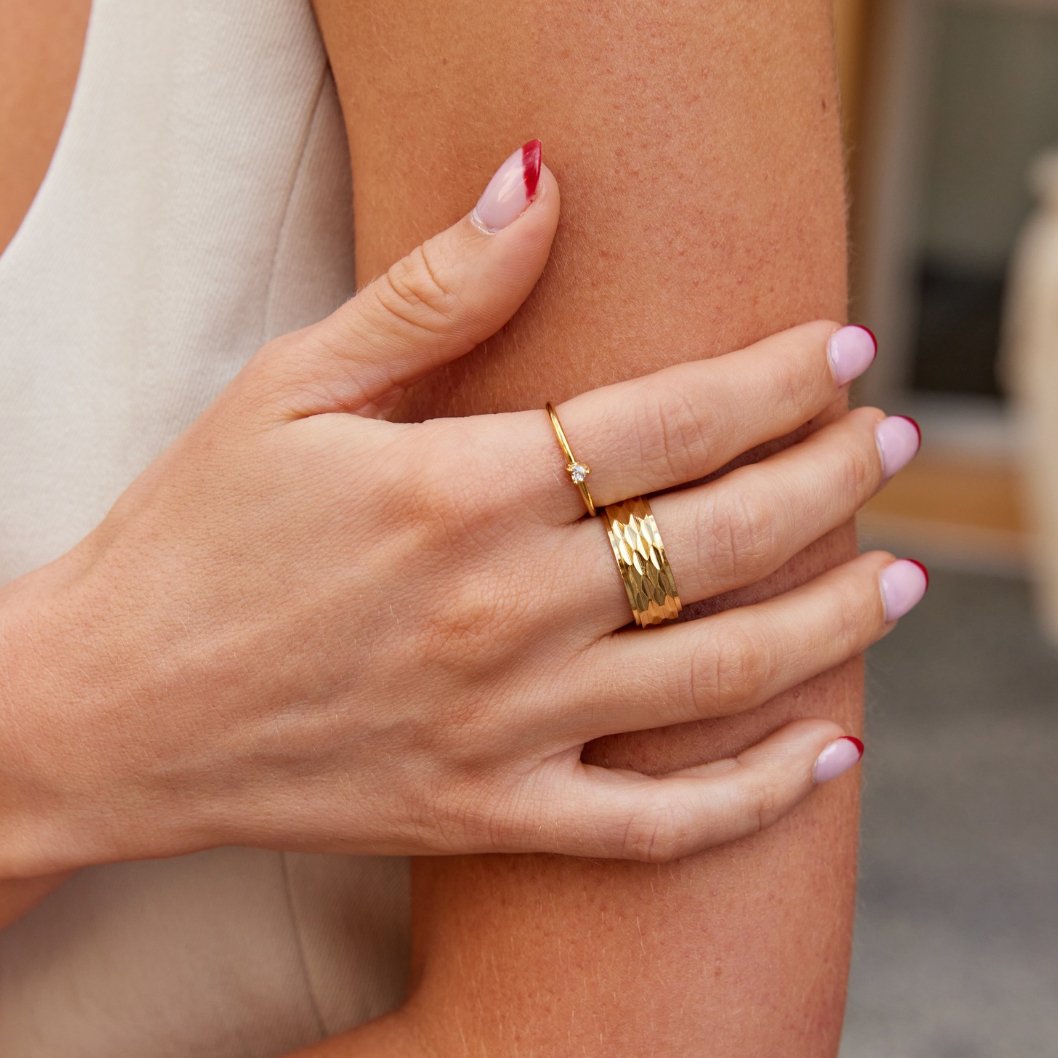 Leonie | Une simple bague en or avec une surface lisse